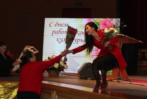 Администрация Национального театра Тувы разъяснила, как нужно дарить цветыартистам